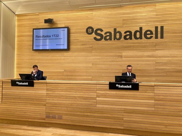 El director financiero de Banco Sabadell, Leopoldo Alvear, y el consejero delegado de la entidad, César González-Bueno, en rueda de prensa este jueves
