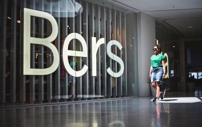 Desde este jueves y hasta el sábado, en las galerías de Bahía Sur, se podrá disfrutar de talleres de maquillaje y cuidados para la piel, exposición de los últimos looks, escaprates vivientes, personalización de ropa y un gran show de música y danza.