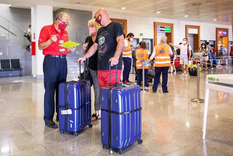 Archivo - Pasajeros procedentes del primer vuelo con origen Gran Bretaña desde que el país incluyó a Baleares en la lista verde de viajes de riesgo por la COVID-19, en el Aeropuerto de Menorca, a 1 de julio de 2021, en Menorca, Islas Baleares, (España).