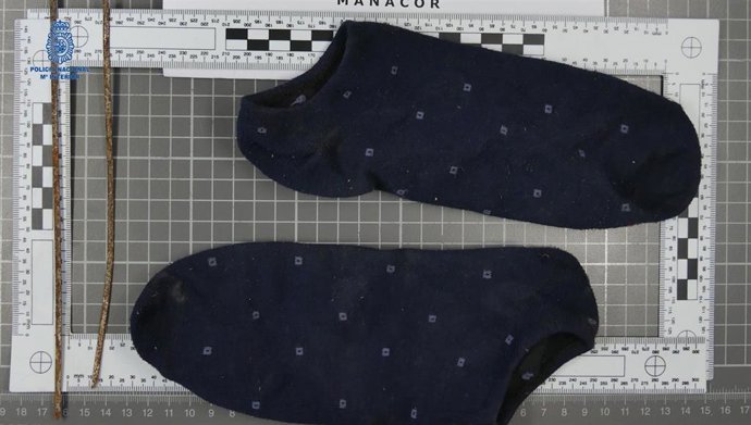 Los calcetines usados a modo de guante por el detenido para intentar entrar en la casa.