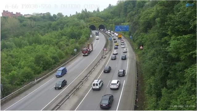 Retenciones tras un accidente en la A-66 a la altura de los túneles de La Bolgachina, en Oviedo.