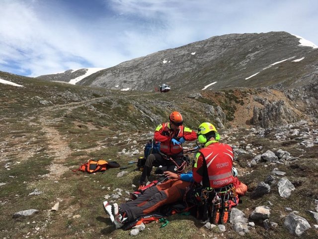El helicóptero del Gobierno rescata a un montañero con síntomas de posible infarto en Picos de Europa