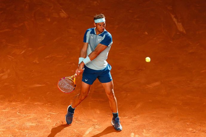 Rafael Nadal golpea un revés a dos manos durante el Mutua Madrid Open 2022