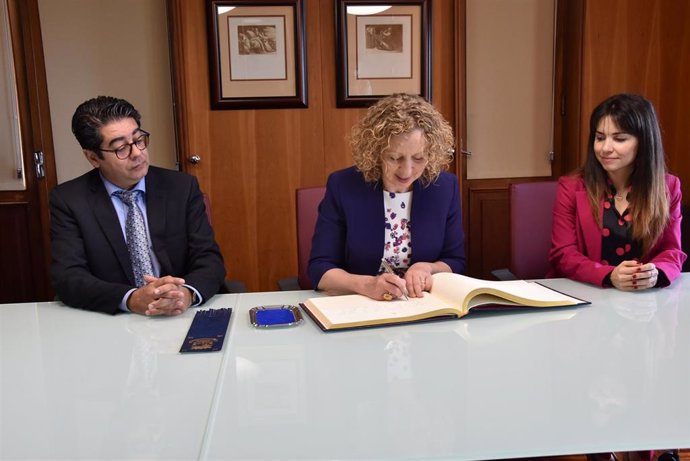 La embajadora de la República de Lituania en España, Lyra Puisyte-Bostroem, firma en el libro de honor del Cabildo de Tenerife