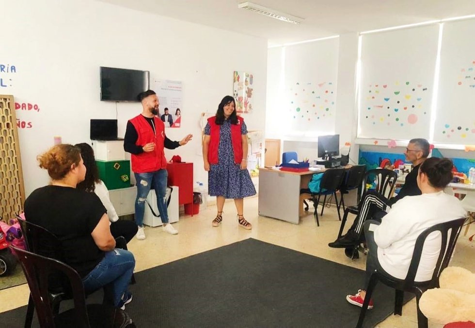 Cruz Roja inicia un proyecto para favorecer la empleabilidad de las familias afectadas por el volcán de La Palma