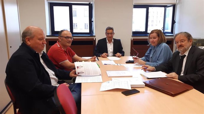 Reunión del grupo municipal de VOX en el Ayuntamiento de Zaragoza con autónomos y detallistas del Mercado Central de Zaragoza