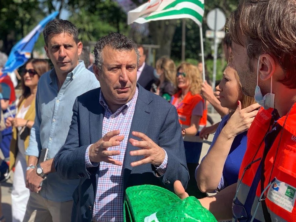 El secretario general del PSOE de Sevilla, Javier Fernández, en la movilización de profesionales sanitarios para respaldar sus reivindicaciones laborales.