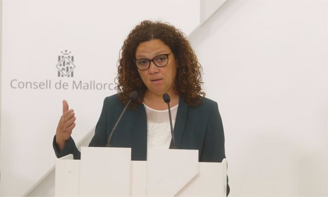 La presidenta del Consell de Mallorca, Catalina Cladera, en una rueda de prensa.