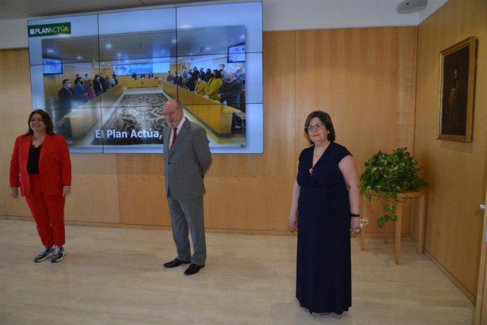 Villalobos antes de la rueda de prensa del plan Actúa