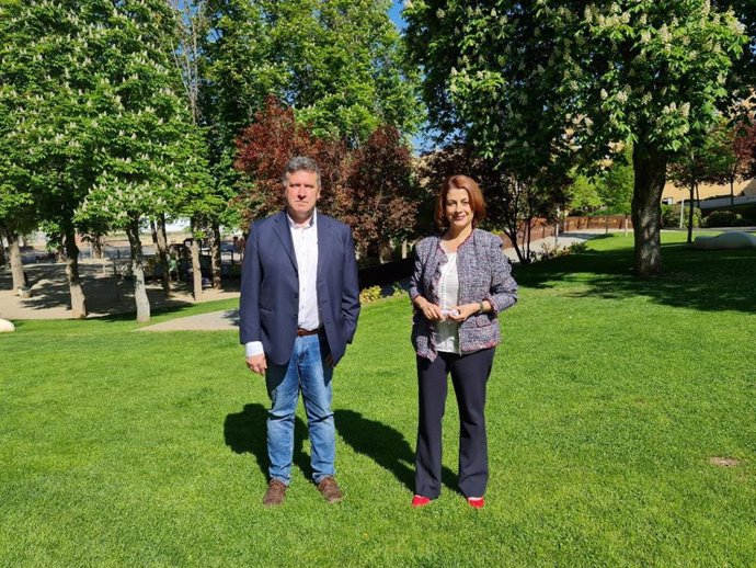 La alcaldesa de Teruel, Emma Buj, y el concejal de Parques y Jardines, José Luis Torán, explican las actuaciones en las zonas verdes de la ciudad.