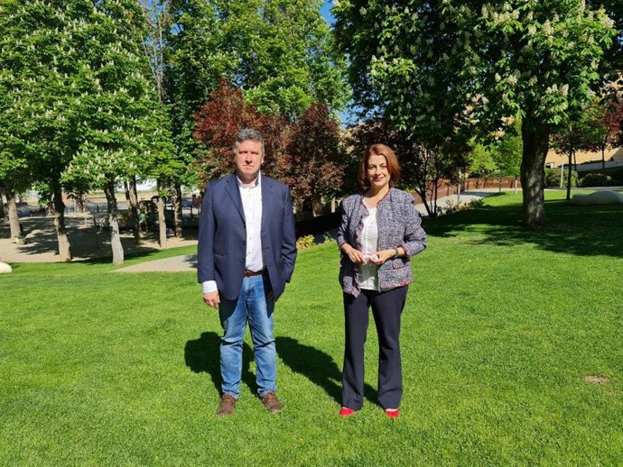 La alcaldesa de Teruel, Emma Buj, y el concejal de Parques y Jardines, José Luis Torán, explican las actuaciones en las zonas verdes de la ciudad.