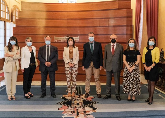 La presidenta del Parlamento de Andalucía, Marta Bosquet, este miércoles junto a los responsables de las oficinas y agencias antifraude autonómicas.