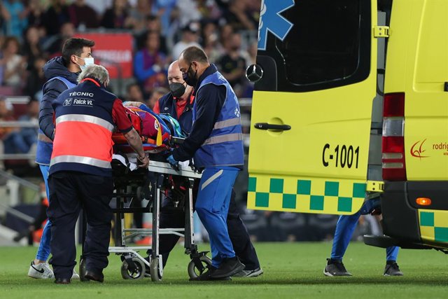 Una ambulància a peu de gespa s'emporta Araujo del Camp Nou