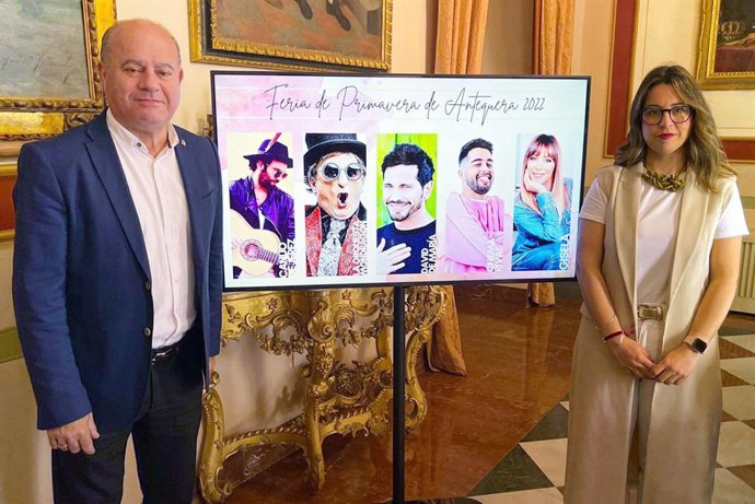Archivo - El alcalde de Antequera (Málaga), Manuel Barón, y la teniente de alcalde delegada de Cultura, Ferias, Tradiciones y Juventud, Elena Melero, presentan un primer avance de la Feria de Primavera 202.