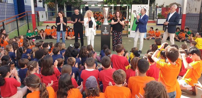 [Sevilla] Trophy Tour Uefa Europa League. Visita Ceip San Isidoro. Nota De Prensa Y Fotografía.