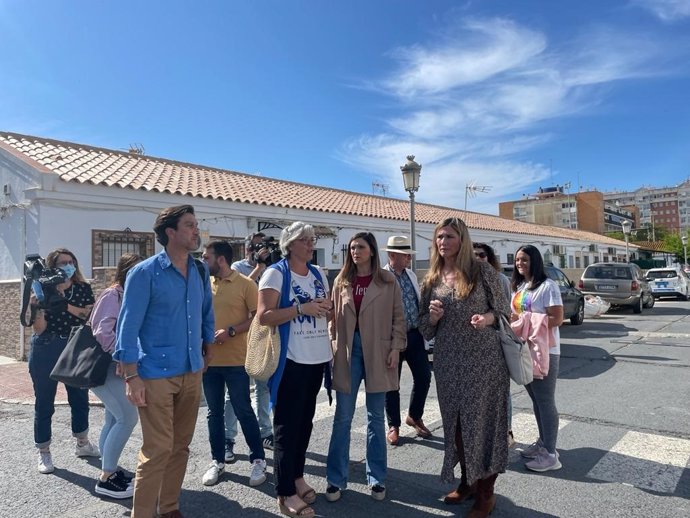 La candidata del PSOE en Huelva, María Márquez, junto a otos miembros de la candidatura ha visitado la barriada de La Navidad de la capital.
