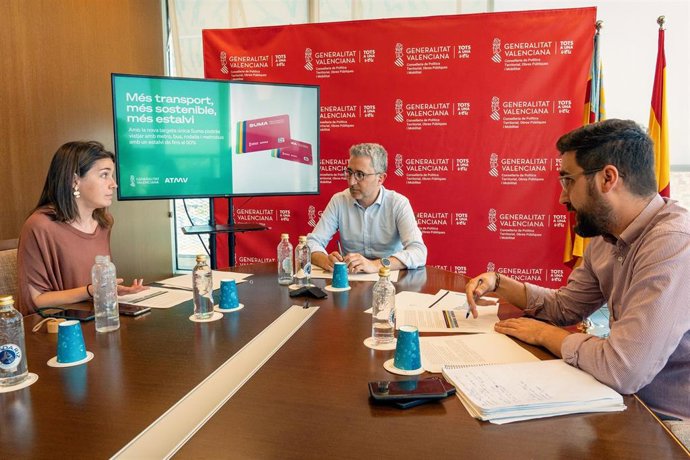 Reunión entre el conseller de Movilidad, Arcadi España; la secretaria autonómica de Obras Públicas, María Pérez y el dircetor gerente de la ATMV, Manuel Martínez