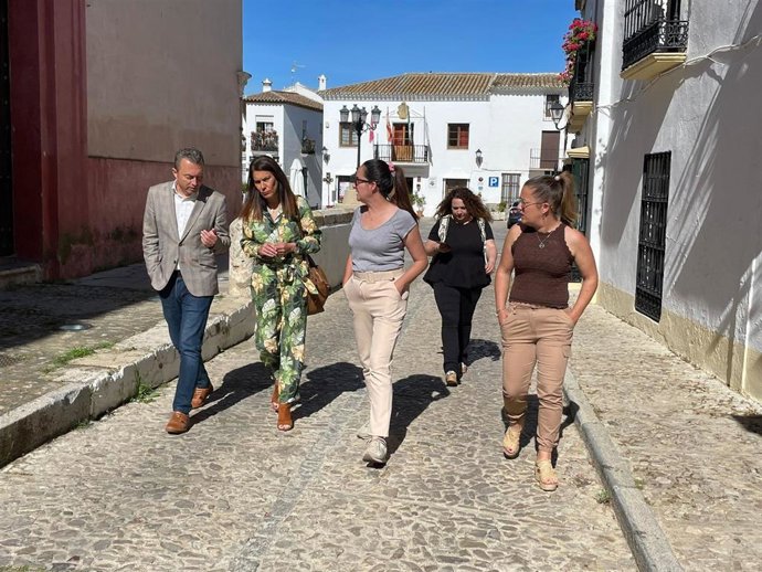 La delegada territorial de Turismo de la Junta de Andalucía en Cádiz, María Jesús Herencia, durante su visita a Zahara de la Sierra.