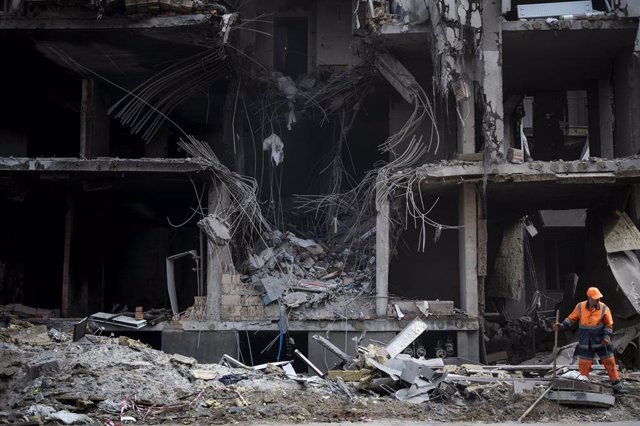 Un edificio destruido por los bombardeos rusos en la capital de Ucrania, Kiev. 