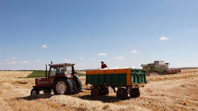 Archivo - Agricultor en su tractor