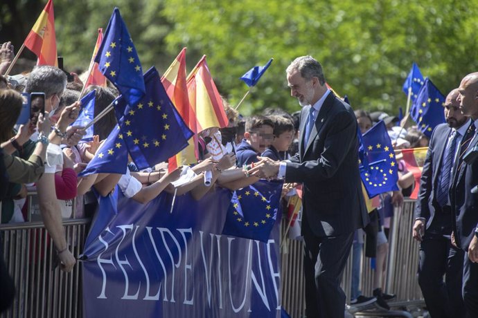 El Rey Felipe VI saluda a varios niños, a su llegada al acto de entrega del XV Premio Europeo Carlos V al Foro Europeo de la Discapacidad, en el Real Monasterio de Yuste, a 11 de mayo de 2022, en Cuacos de Yuste, Cáceres, Extremadura (España). Con esta 