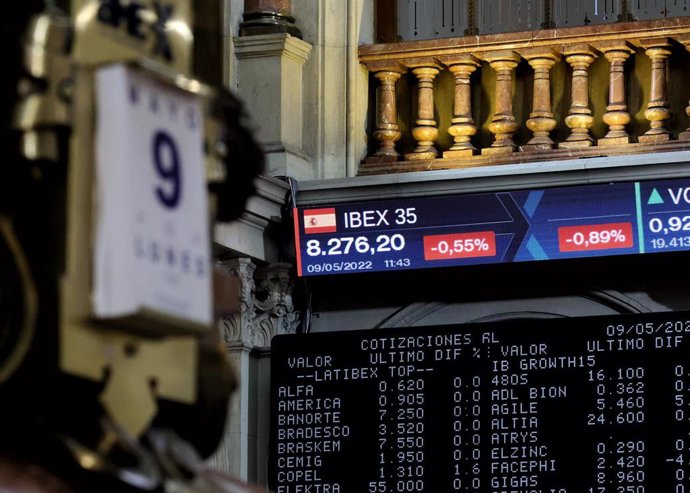 Dos paneles del Ibex 35 en el Palacio de la Bolsa, a 9 de mayo de 2022, en Madrid (España). 