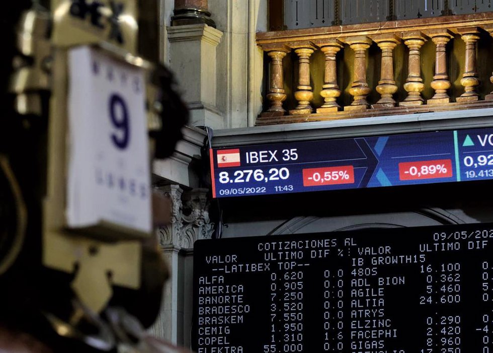 Dos paneles del Ibex 35 en el Palacio de la Bolsa, a 9 de mayo de 2022, en Madrid (España). 