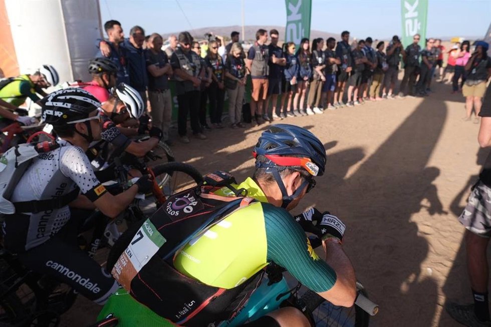 El pelotón y la organización de la SkodaTitan Desert guarda un minuto de silencio por el fallecimiento del participante Ernesto Escolano.