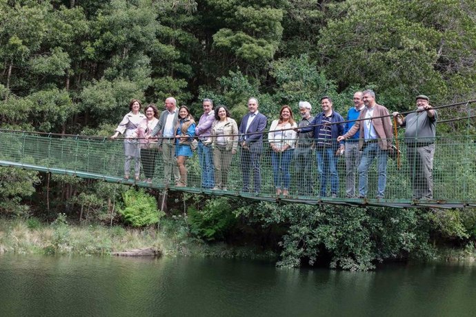 La conselleira de Medio Ambiente en funciones, Ángeles Vázquez, en un puente sobre el río Tambre