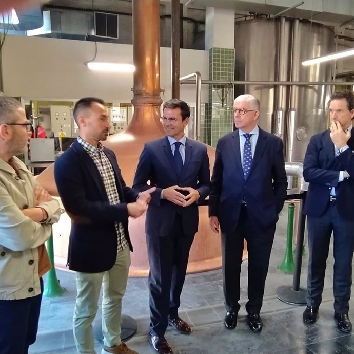 Visita del alcalde de Granada, Francisco Cuenca, a la planta de Mahou San Miguel