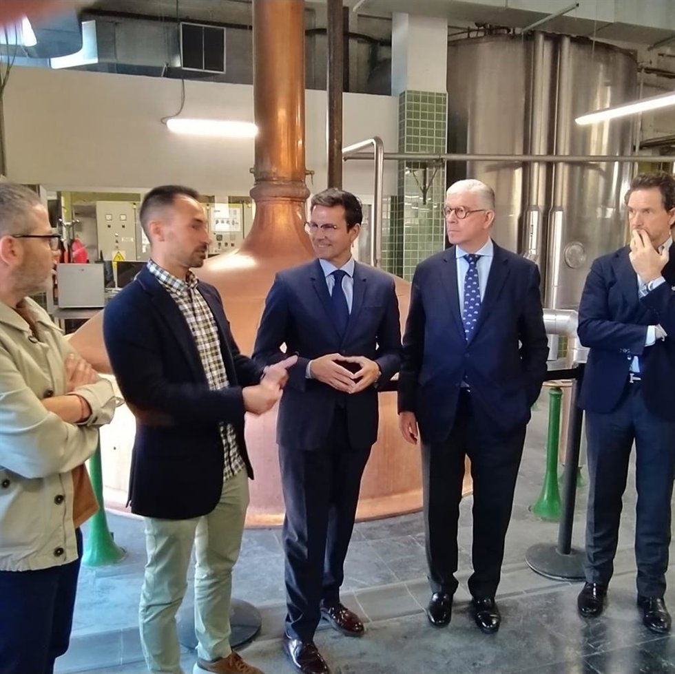 Visita del alcalde de Granada, Francisco Cuenca, a la planta de Mahou San Miguel