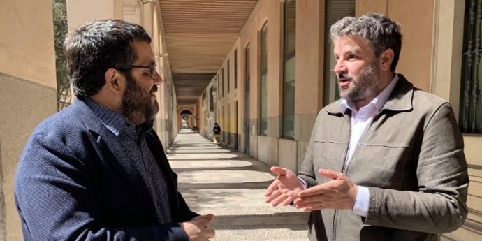 El coordinador de MÉS per Mallorca, Lluís Apesteguia, con el senador Vicen Vidal.