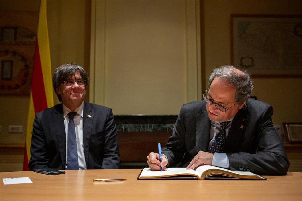 Archivo - El expresidente Carles Puigdemont y el expresidente Quim Torra en la Casa de la Generalitat de Cataluña en Perpiñán (Francia) en una foto de archivo