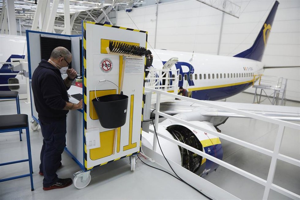 Archivo - Un trabajador realiza labores de mantenimiento de aeronaves en el hangar de Ryanair en Sevilla, en una foto de archivo.
