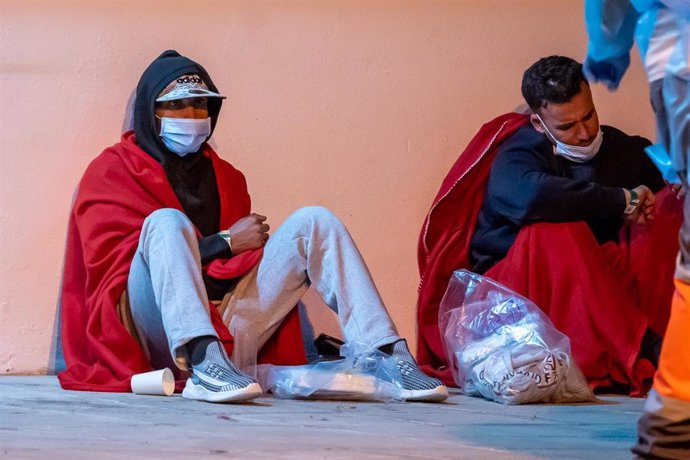Archivo - Dos migrantes recién llegados al muelle de Punta Mujeres, a 27 de agosto de 2021, en Lanzarote, Islas Canarias (España). Los migrantes llegaron por su propio medio a este puerto de la isla de Lanzarote, donde un dispositivo de ayuda y atención