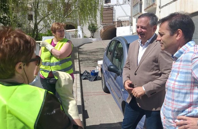 El delegado de Administración Local de Almería visita obras del PFEA en Vélez-Blanco.