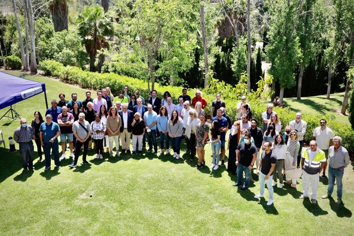 Foto de familia con la presidenta del Govern, Francina Armengol, durante el acto en Calvi.