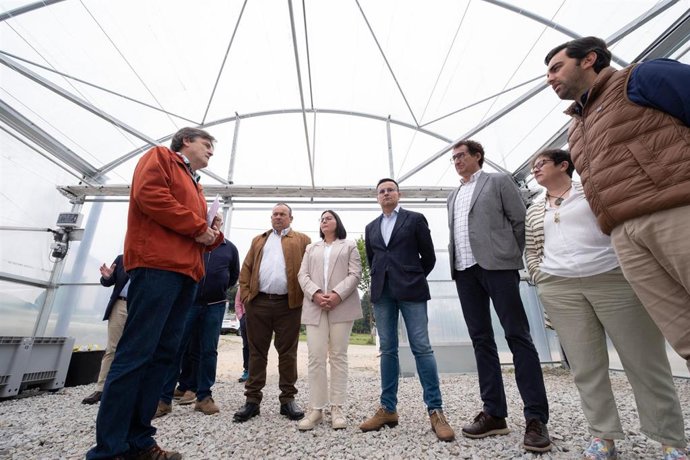 El conselleiro do Medio Rural, José González, con el director xeral de Planificación e Ordenación Forestal, José Luis Chan, en el vivero Falmega (Oroso)