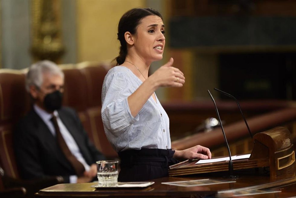La ministra de Igualdad, Irene Montero, interviene en una sesión plenaria, en el Congreso de los Diputados, a 11 de mayo de 2022, en Madrid (España). El pleno está marcado por las preguntas de la oposición al Ejecutivo central tras la destitución de la