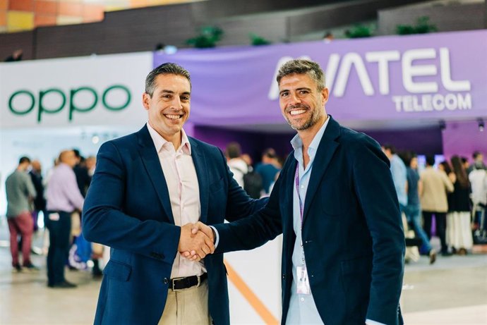 El vicepresidente de ventas de OPPO España, Sergio Muñoz, y el director general de Marketing y Ventas de Avatel, José Luis Prieto.