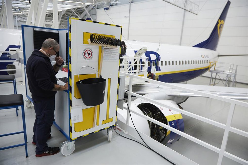 Archivo - Un trabajador realiza labores de mantenimiento de aeronaves en el hangar de Ryanair en Sevilla, en una foto de archivo.