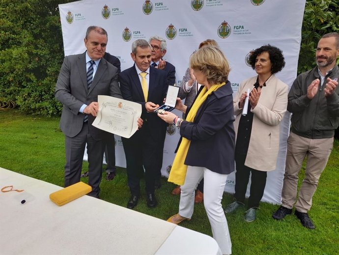 El presidente del Consejo Superior de Deportes (CSD), José Manuel Franco, entrega la Medalla de Oro al Mérito Deportivo a título póstumo a la familia de la exgolfista Celia Barquín.
