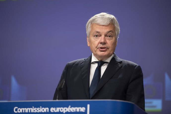 Archivo - HANDOUT - 25 November 2021, Belgium, Brussels: EU commissioner for Justice Didier Reynders speaks during a press conference on travelling from outside the EU during the Covid-19 pandemic at the EU headquarters in Brussels. Photo: Lukasz Kobus/