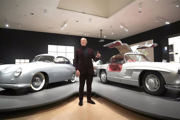 Archivo - El comisario de la muestra, Lord Norman Foster, posa con un automóvil en la presentación de Motion, en el Museo Guggenheim Bilbao, a 6 de abril de 2022, en Bilbao, Vizcaya, País Vasco (España).