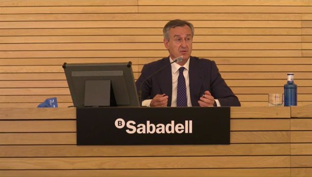 Archivo - El consejero delegado de Banco Sabadell, César González-Bueno, durante la presentación.