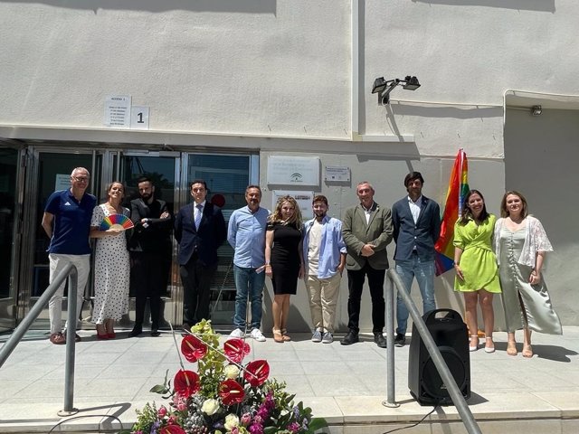 El delegado territorial de Educación y Deporte de la Junta de Andalucía en Cádiz, Miguel Andréu, durante la clausura de 'Refleja tus colores' en el IES Cornelio Balbo.