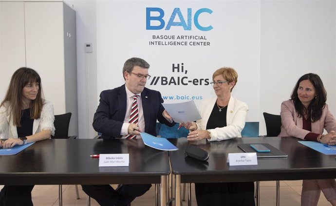 La presidenta de BAIC, la consejera de Desarrollo Económico, Sostenibilidad y Medio ambiente del Gobierno Vasco, Arantxa Tapia, firman el convenio en presencia de la nueva directora general, Laura Marrón.