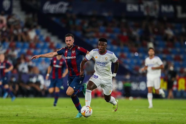 Archivo - El jugador del Real Madrid Vinicius Junior y elfutblista del Levante Jorge Miramón disputan un balón en el partido disputado en el Ciutat de Valencia de LaLiga Santander 2021-2022.