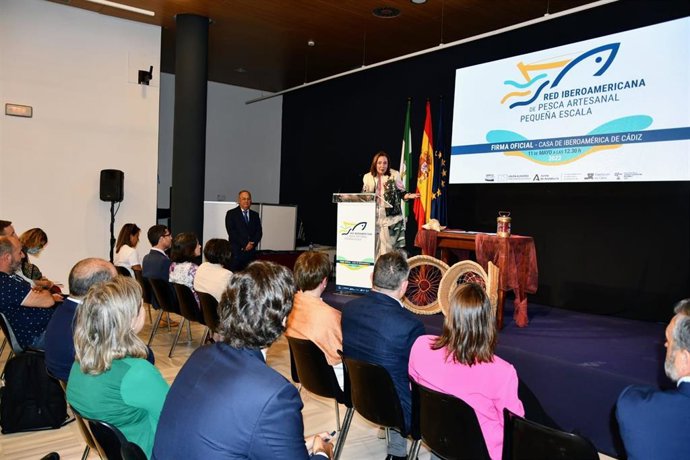 La viceconsejera de Agricultura, Ganadería, Pesca y Desarrollo Sostenible, Ana Corredera, durante las jornadas sobre la actividad pesquera artesanal.