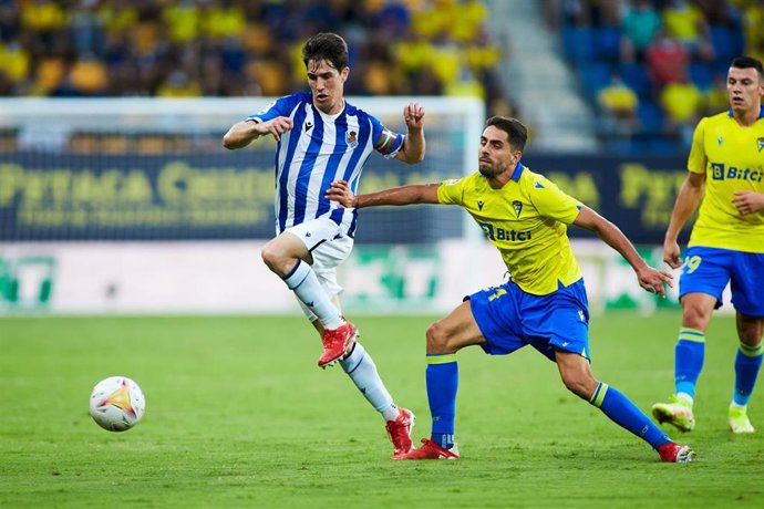 Archivo - Aritz Elustondo y Ruben Sobrino luchan por un balón durante el Cádiz - Real Sociedad